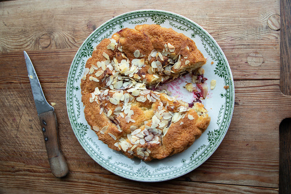 Blackberry and Pear Cake with Flaked Almonds
